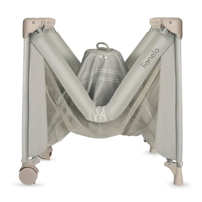 Patut pliant, Lionelo, Amelie, Cu intrare laterala, 100.5&times;70.5 cm, Include salteluta, roti, geanta pentru transport, Constructie usoara- 7 kg, Cadru stabil din otel, Bej BYNLO-AMELIE_BEIGE_SAND