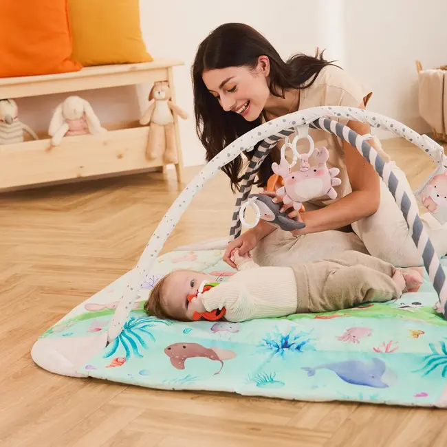 Salteluta interactiva, Lionelo, Anika, 8 jucarii senzoriale, detasabile, fosnaitoare, logopedice, Lavabila la masina, Husa din bambus, 116x112 cm, Multicolor BYNLO-ANIKA_NATURAL