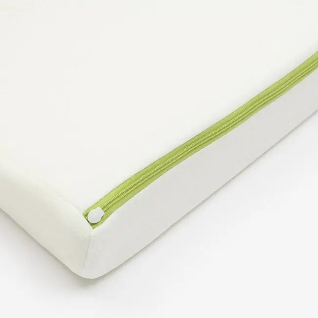 Perna, New Baby, Inclinata, Cu husa detasabila cu Aloe Vera, Din spuma poliuretanica, 38x30 cm, Inaltime 7 cm, 0 luni+, Alb BYN53081