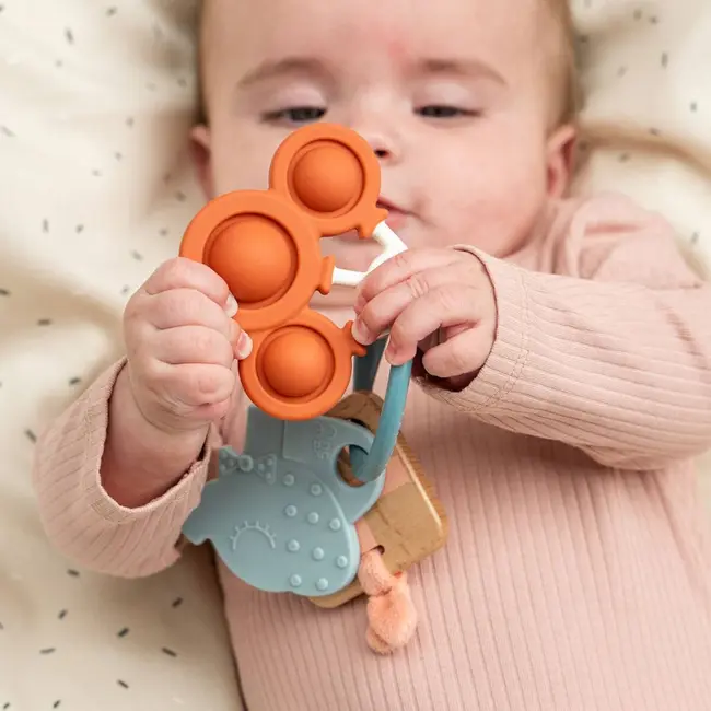 Jucarie inel senzorial Done by Deer Celebration