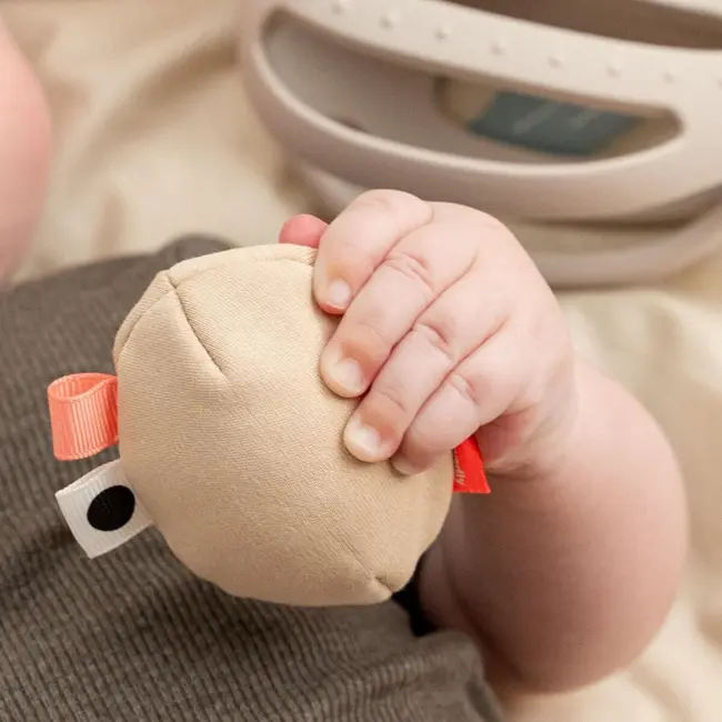 Jucarie zornaitoare Done by Deer pentru prindere si dentitie Clucky Sand