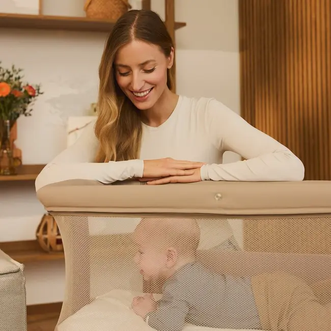 Patut co-sleeper, Lionelo, Jodie, Multifunctional, Reglabil in 6 pozitii pe inaltime, Saltea cu densitate T25, Functie de leganare, Cu plasa de tantari, Buzunar depozitare, Geanta transport, 84x48x70-80 cm, Taupe BYNLO-JODIE_BEIGE_TAUPE