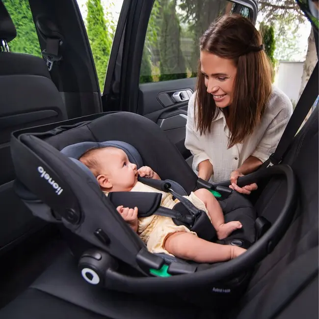 Scoica auto, Lionelo, i-Size Astrid, 0-13 Kg, 40-87 cm, Cu salteluta, Testat ADAC, Conform cu standardul european de securitate R129, Negru Onyx BYNLO-ASTRID_I-SIZE_BLACK_ONYX