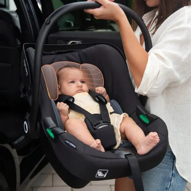 Scoica auto, Lionelo, i-Size Astrid, 0-13 Kg, 40-87 cm, Cu salteluta, Testat ADAC, Conform cu standardul european de securitate R129, Negru Onyx BYNLO-ASTRID_I-SIZE_BLACK_ONYX