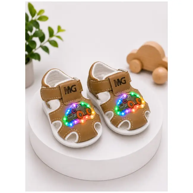 Sandalute maro cu luminite pentru super bebelusi - masinuta snd7-12