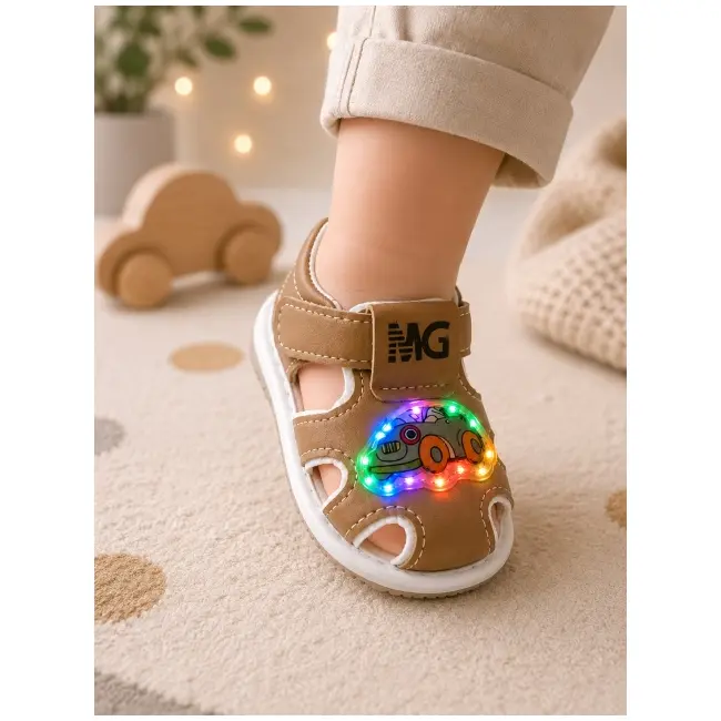 Sandalute maro cu luminite pentru super bebelusi - masinuta snd7-12
