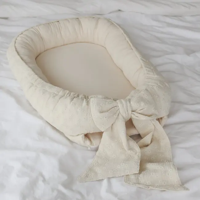 Babynest Premium Brodat Lilly Cu Funda ,   Bumbac Natural 100%, Saltea Detasabila, Handmade Polonia   De La Nastere La 9 Luni Pjbghda