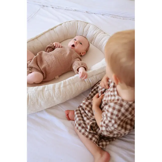 Babynest Premium Brodat Lilly Cu Funda ,   Bumbac Natural 100%, Saltea Detasabila, Handmade Polonia   De La Nastere La 9 Luni Pjbghda
