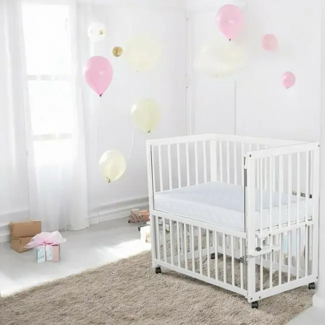 Patut co-sleeper, Qmini, Dalia, Multifunctional, 90x50 cm, Din lemn de pin, Reglabil pe orice treapta de inaltime la patul parintilor, Sistem de ancorare si roti cu frana incluse, Alb + Saltea 8 cm BYNQMDAL8CM03AL