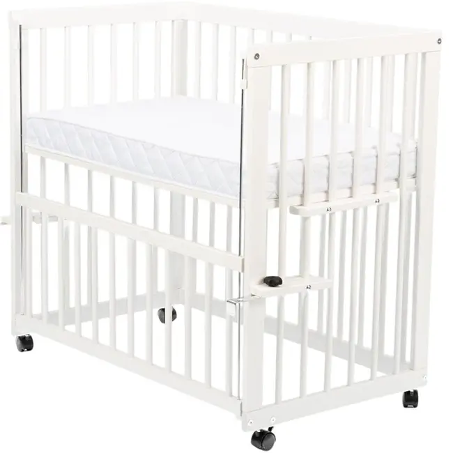 Patut co-sleeper, Qmini, Dalia, Multifunctional, 90x50 cm, Din lemn de pin, Reglabil pe orice treapta de inaltime la patul parintilor, Sistem de ancorare si roti cu frana incluse, Alb + Saltea 8 cm BYNQMDAL8CM03AL
