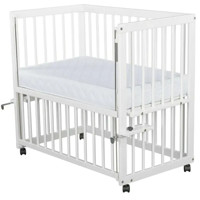 Patut co-sleeper, Qmini, Dalia, Multifunctional, 90x50 cm, Din lemn de pin, Reglabil pe orice treapta de inaltime la patul parintilor, Sistem de ancorare si roti cu frana incluse, Alb BYNQMDAL03AL