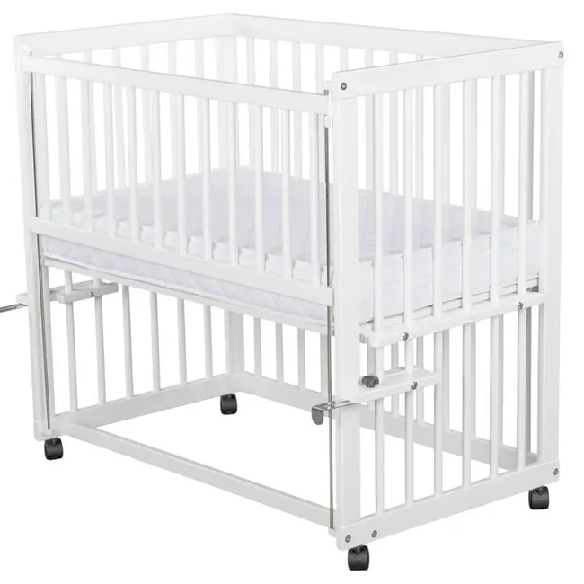 Patut co-sleeper, Qmini, Dalia, Multifunctional, 90x50 cm, Din lemn de pin, Reglabil pe orice treapta de inaltime la patul parintilor, Sistem de ancorare si roti cu frana incluse, Alb BYNQMDAL03AL