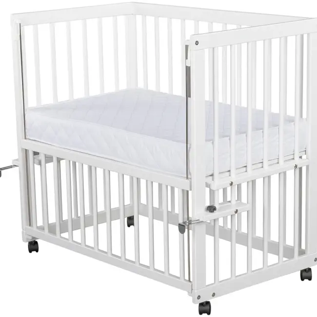 Patut co-sleeper, Qmini, Dalia, Multifunctional, 90x50 cm, Din lemn de pin, Reglabil pe orice treapta de inaltime la patul parintilor, Sistem de ancorare si roti cu frana incluse, Alb BYNQMDAL03AL