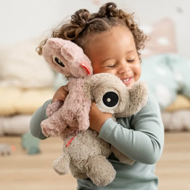 Jucarie de plus Done by Deer Cuddle Bestie Raffi Roz Pudra 26 cm