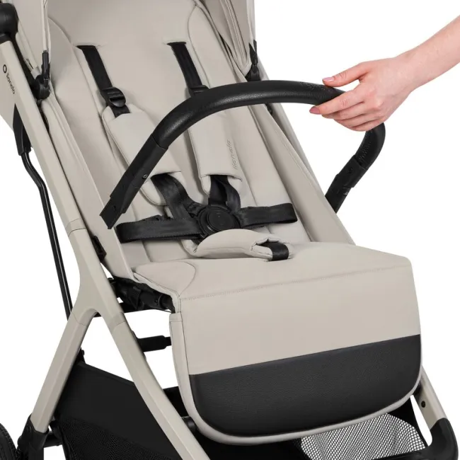 Carucior sport, Lionelo, Cloe Plus, Cu accesorii, Cadru din aluminiu, Pana la 22 kg, Usor, Pliere compacta pentru avion, cu o singura mana, Ideal pentru toate tipurile de suprafete, 6 luni+, Bej BYNLO-CLOE_PLUS_BEIGE_SAND