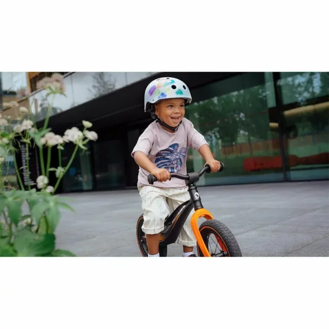 Bicicleta fara pedale, Lionelo, Bart Air, Usoara, Cu roti gonflabile, Cu cadru din magneziu, Cu ghidon si sa reglabile, Greutate 3.8 Kg, 12 inch, Conform cu standardul european de securitate EN71, Albastru BYNLOE-BART_AIR_BLUE_NAVY