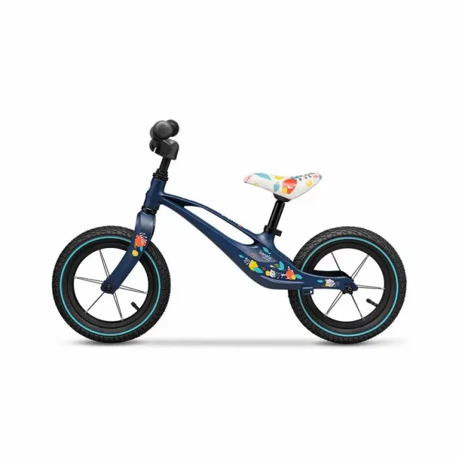 Bicicleta fara pedale, Lionelo, Bart Air, Usoara, Cu roti gonflabile, Cu cadru din magneziu, Cu ghidon si sa reglabile, Greutate 3.8 Kg, 12 inch, Conform cu standardul european de securitate EN71, Albastru BYNLOE-BART_AIR_BLUE_NAVY