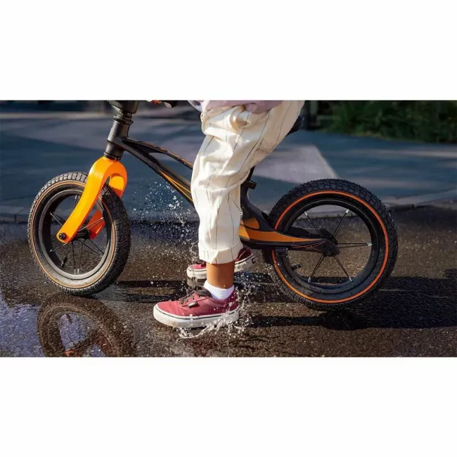 Bicicleta fara pedale, Lionelo, Bart Air, Usoara, Cu roti gonflabile, Cu cadru din magneziu, Cu ghidon si sa reglabile, Greutate 3.8 Kg, 12 inch, Conform cu standardul european de securitate EN71, Albastru BYNLOE-BART_AIR_BLUE_NAVY