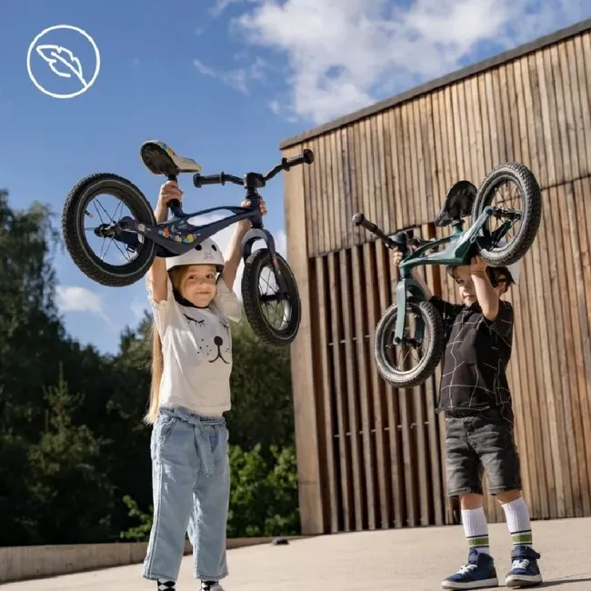 Bicicleta fara pedale, Lionelo, Bart Air, Usoara, Cu roti gonflabile, Cu cadru din magneziu, Cu ghidon si sa reglabile, Greutate 3.8 Kg, 12 inch, Conform cu standardul european de securitate EN71, Albastru BYNLOE-BART_AIR_BLUE_NAVY