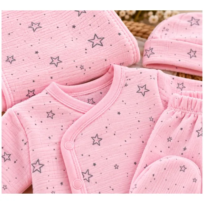 Costumas bumbac fete 5 piese roz cu imprimeu stelute set complet bebelusi maneca lunga si caciulita sbshsn677