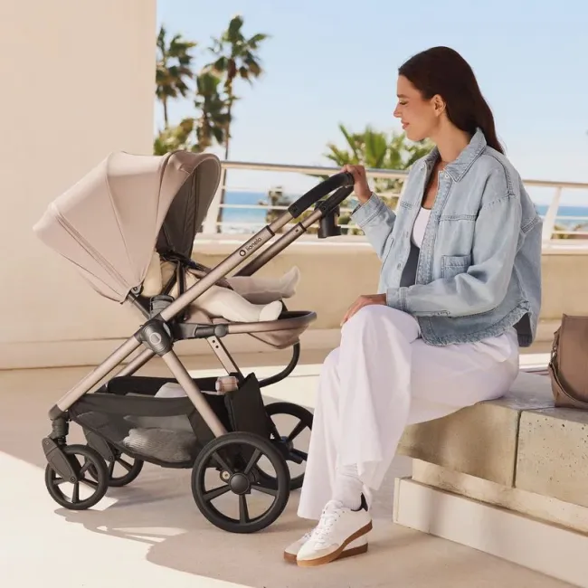 Carucior 2 in 1, Lionelo, Carmine, Parte sport si Landou anti-reflux, Salteluta ventilata, Reglare spatar, Suport de picioare, Maner reglabil, Sustine 22 kg, Cu accesorii, 0 luni+, Maro BYNLO-CARMINE_2IN1_BROWN_CHOCOLATE