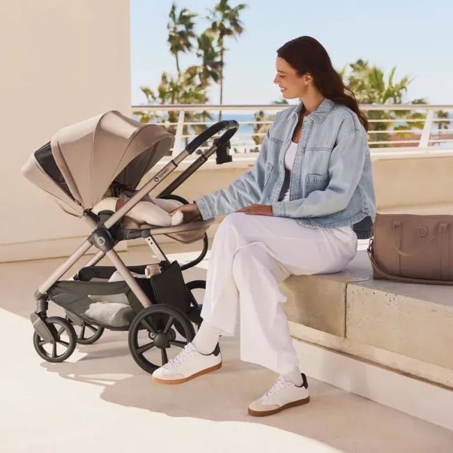 Carucior 2 in 1, Lionelo, Carmine, Parte sport si Landou anti-reflux, Salteluta ventilata, Reglare spatar, Suport de picioare, Maner reglabil, Sustine 22 kg, Cu accesorii, 0 luni+, Maro BYNLO-CARMINE_2IN1_BROWN_CHOCOLATE