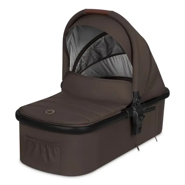 Carucior 3 in 1, Lionelo, Amber, Cadru aluminiu, Cu landou intarit si salteluta moale, Cu scoica auto testata ADAC, Reversibil, Cu accesorii, Geanta parinti, Pana la 22 kg, Maro BYNLO-AMBER_3IN1_BROWN_CHOCOLATE