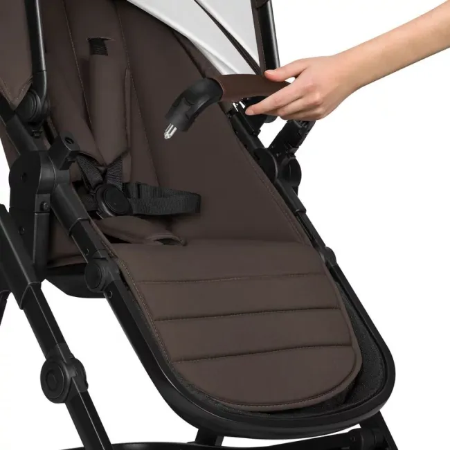 Carucior 3 in 1, Lionelo, Amber, Cadru aluminiu, Cu landou intarit si salteluta moale, Cu scoica auto testata ADAC, Reversibil, Cu accesorii, Geanta parinti, Pana la 22 kg, Maro BYNLO-AMBER_3IN1_BROWN_CHOCOLATE