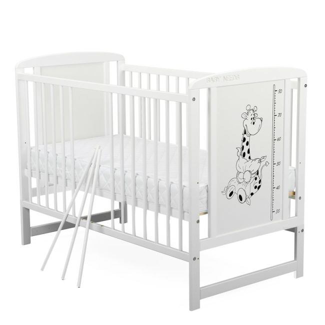BabyNeeds - Patut din lemn Timmi Girafa 120x60 cm, cu laterala culisanta, Alb + Saltea 10 cm BYNBOTIMG10CM03AL