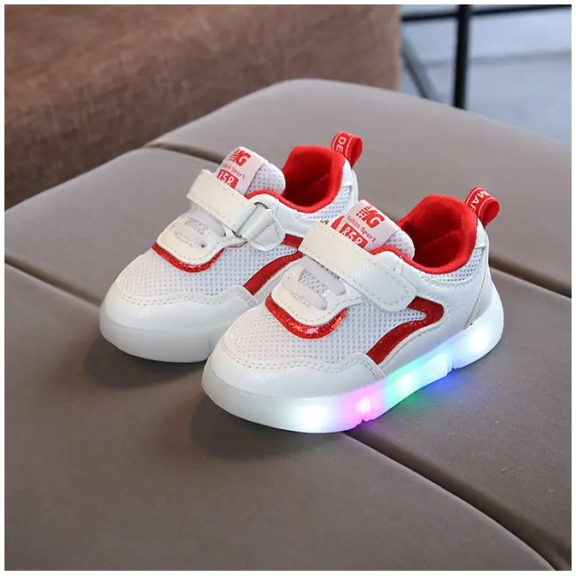 Adidasi albi cu rosu cu luminite - MB555-1.Marimea 25