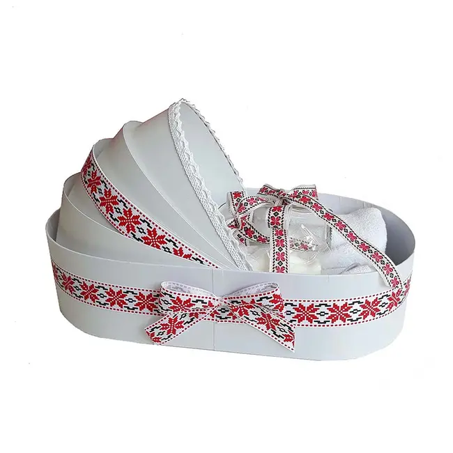 Trusou botez complet in landou pentru fetite cu decor traditional rosu Denikos&reg; 140 NKO1695