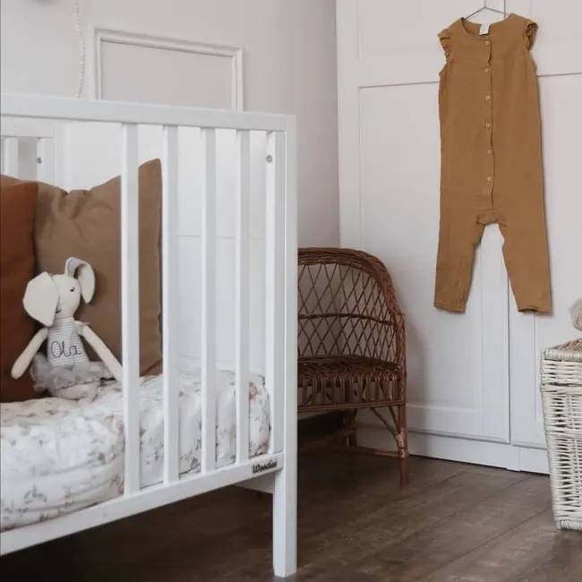 Patut Din Lemn Pentru Bebe, Inaltime Saltea Reglabila, Smooth Alb 120x60 Cm Pjbsmooth_cot_white