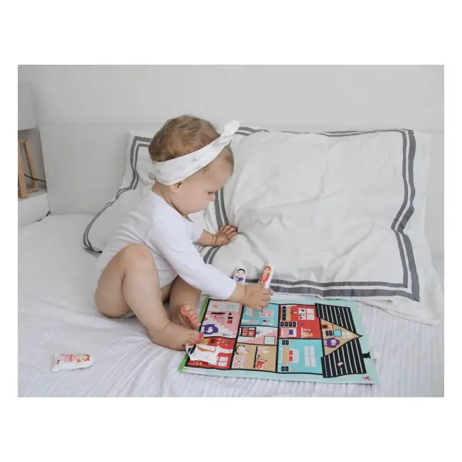 Set joaca portabil Tiny Magic casuta papusii cu 5 personaje incluse - SOLTMGP22