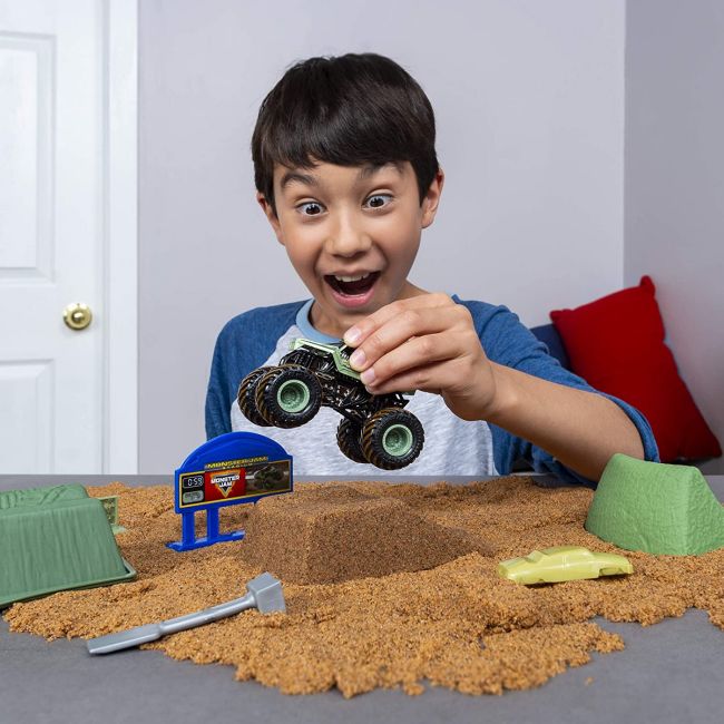 MONSTER JAM SET CAMIONETA SOLDIER FORTUNE CU NISIP KINETIC SI ACCESORII CU RAMPA VIV6053300