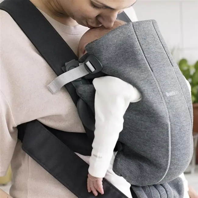 BabyBjorn - Marsupiu anatomic Mini, cu pozitii multiple de purtare &ndash; Dark Grey, 3D Jersey BSAFE021084E1