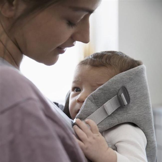BabyBjorn - Marsupiu anatomic Mini, cu pozitii multiple de purtare – Light Grey, 3D Jersey BSAFE021072E1