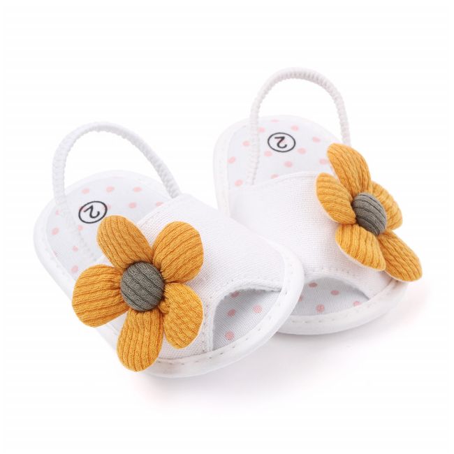 Pantofiori decupati albi cu margareta galbena MDd2459-4-SA1
