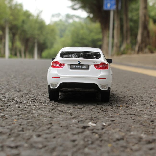 MASINA CU TELECOMANDA BMW X6 ALB CU SCARA 1 LA 24 VIVRas31700_Alb