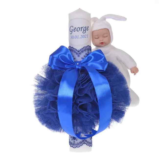 Lumanare de botez personalizata cu nume Baieti decor albastru cu tul, dantela si o jucarie iepuras Denikos&reg; 730 NKO5159