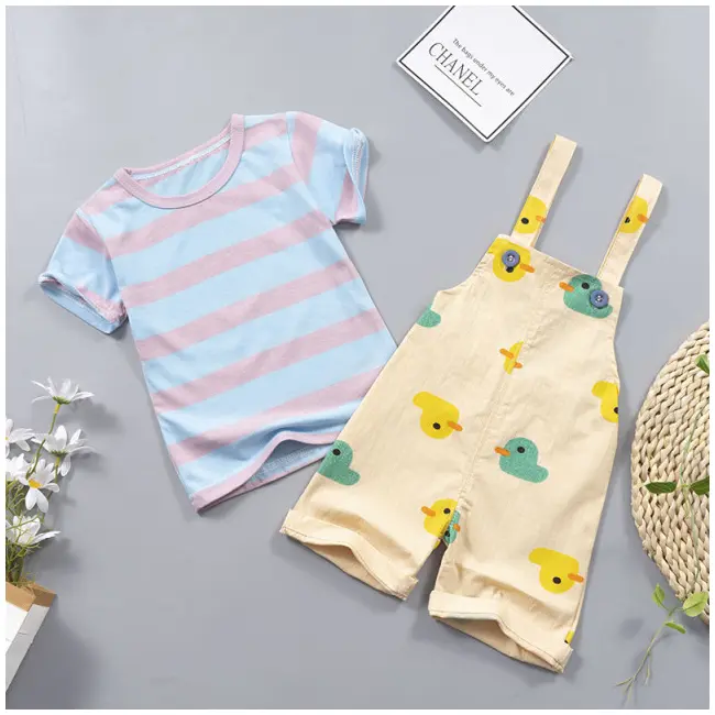 Costum cu salopeta crem si tricou - Duck MBXGSUC380