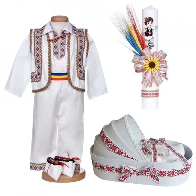 Pachet traditional baieti trusou botez landou cu lumanare inclusa si costum popular Denikos&reg; C9290 NIK5540