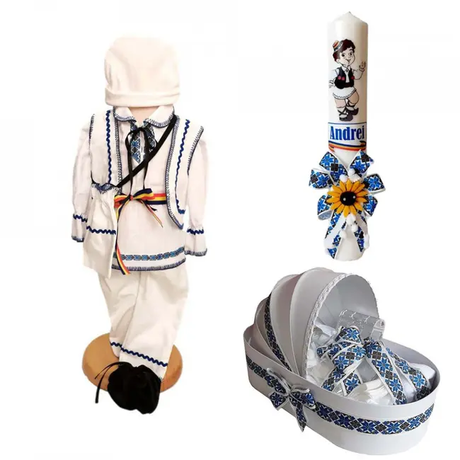 Set costum popular Baiat cu lumanare personalizata si trusou botez in decor traditional Denikos&reg; C9008 NIK5446