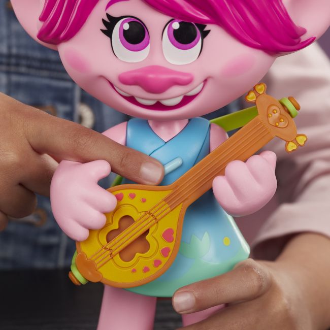TROLLS FIGURINA MUZICALA POPPY POP TO ROCK VIVE9411