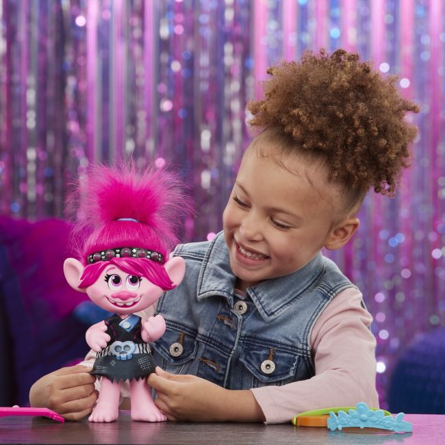 TROLLS FIGURINA MUZICALA POPPY POP TO ROCK VIVE9411