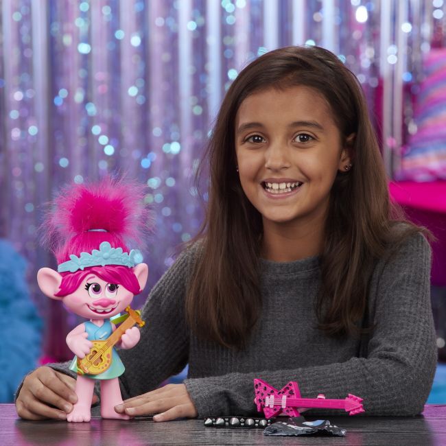 TROLLS FIGURINA MUZICALA POPPY POP TO ROCK VIVE9411