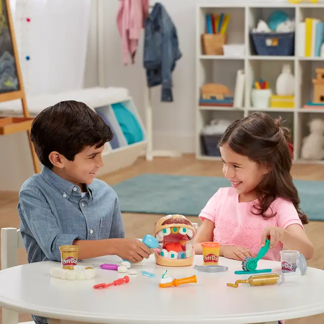 PLAY-DOH SET DENTISTUL CU ACCESORII SI DINTI COLORATI VIVF1259