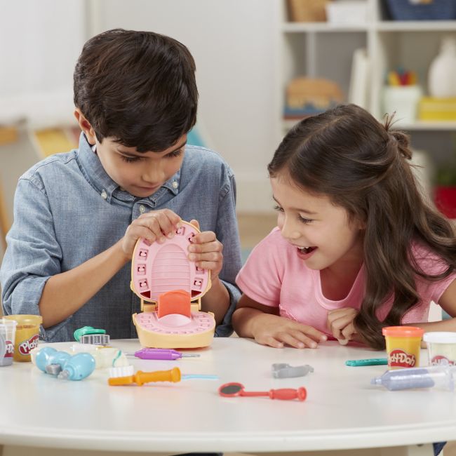 PLAY-DOH SET DENTISTUL CU ACCESORII SI DINTI COLORATI VIVF1259