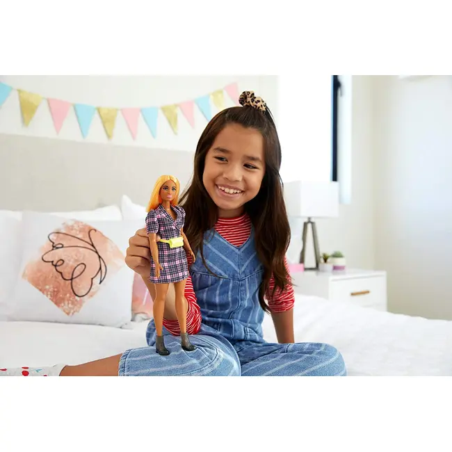 PAPUSA BARBIE FASHIONISTA CU ROCHIE TIP BLAZER ROZ IN CAROURI VIVMTFBR37_GRB53