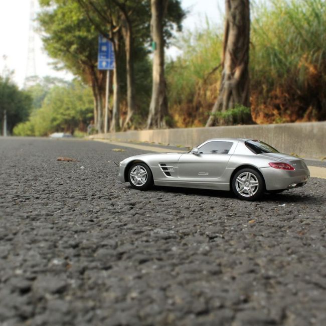 MASINA CU TELECOMANDA MERCEDES-BENZ SLS AMG ARGINTIE SCARA 1 LA 24 VIVRas40100_Argintiu