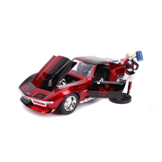 MASINUTA DIN METAL HARLEY QUINN 1969 CHEVY CORVETTE SCARA 1:24 VIV253255019